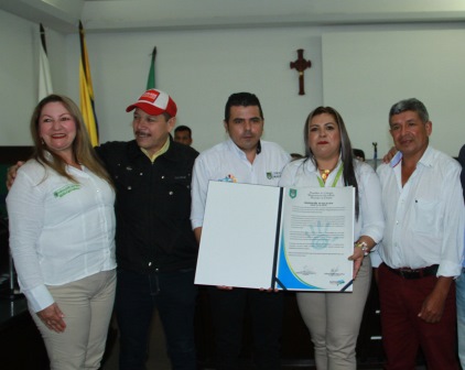 La Directora  del Banco Agrario,  Rosa Mercedes Turmeque con la gerente  zonal  Edith Rojas,  German G. Díaz,  el  concejal ponente de la proposición Jairo Bolaños y Leonel Alvarado.